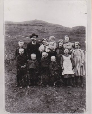 Jóhanna Margrét á Ásum 1920 með börnum sínum